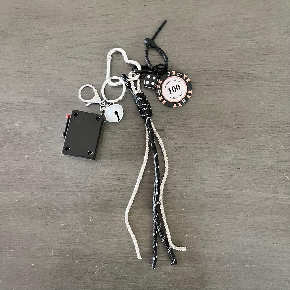 Black Poker Chip Dice Slot Machin Bell Heart Clip Bag Charm Keychain Monte Carlo - Picture 3 of 3